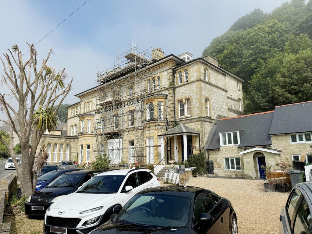 Lot: 32 - TOWN CENTRE FLAT FOR IMPROVEMENT WITH PARKING - Front of the block